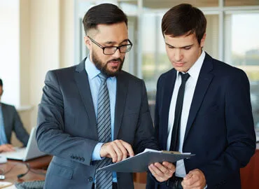 Provides expertise on legal matters and compliance. - 亿万28